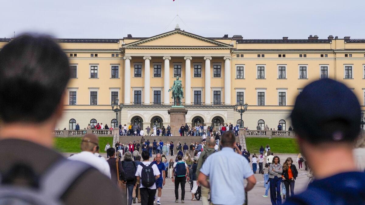 Haakon becomes king after Harald’s death, with Sonja as queen