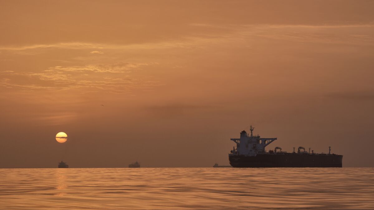 Chinese giant tanker tests passage