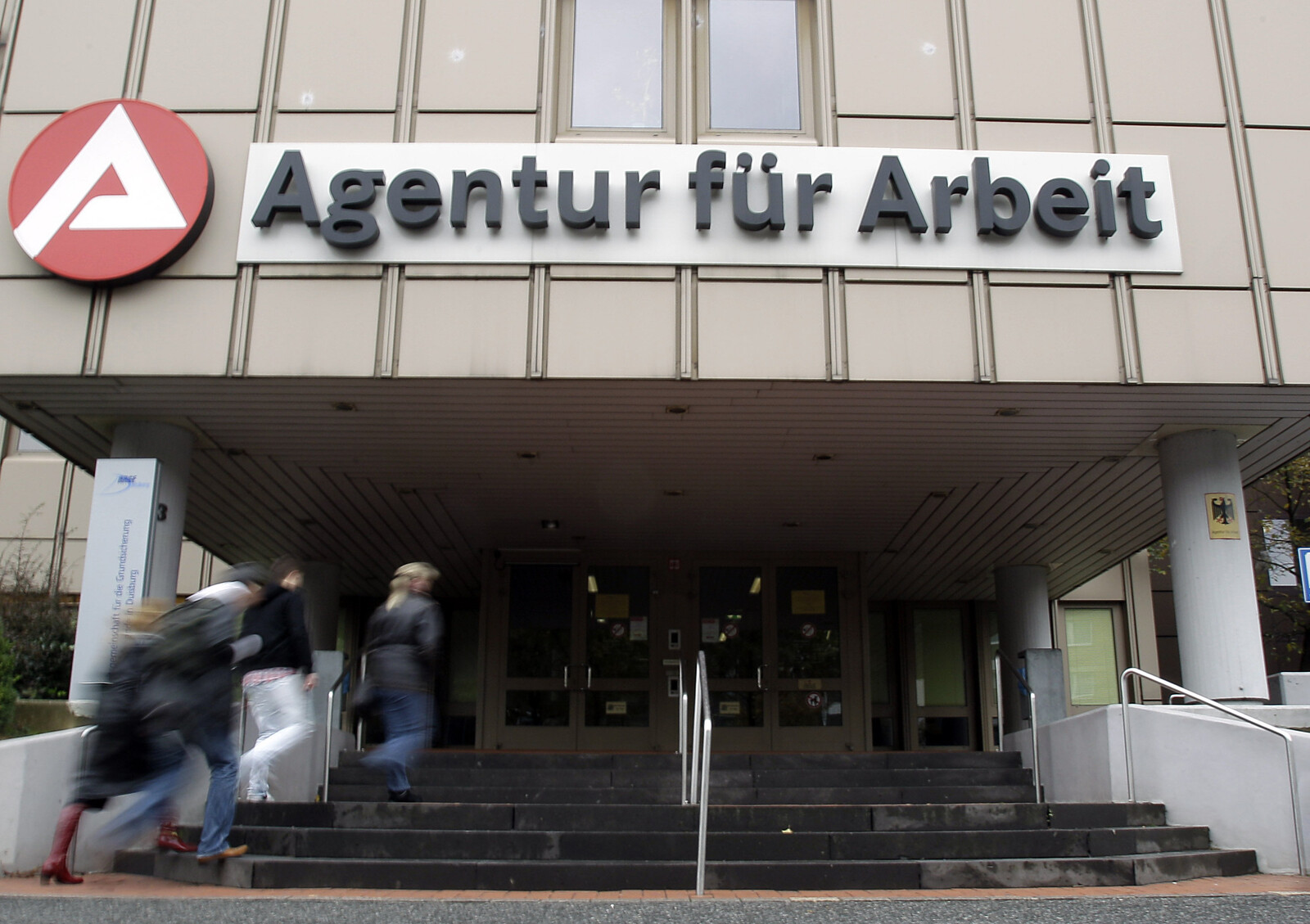 Eurozone Unemployment Drops to 6.1 Percent in February