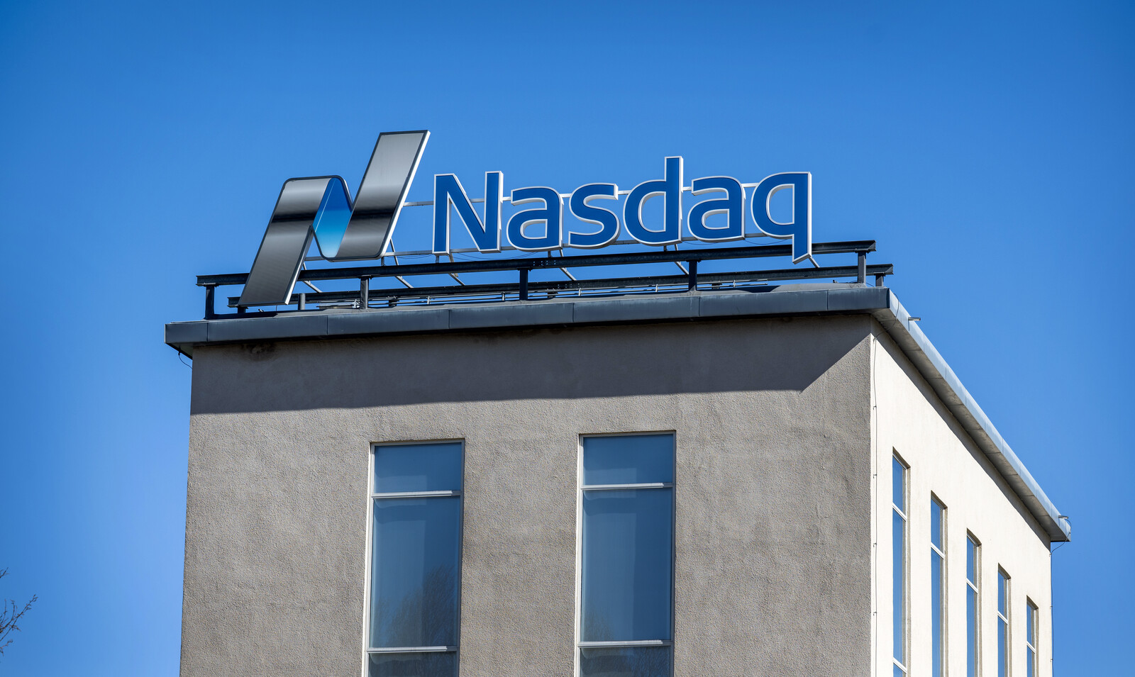 Saab Shares Drop 4.9 Percent Amid Stockholm Stock Exchange Gains