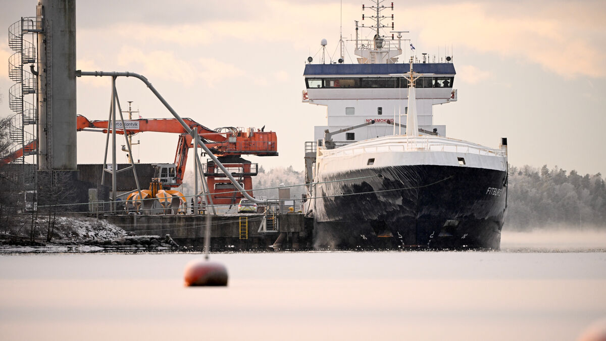 After cable break, ships escorted