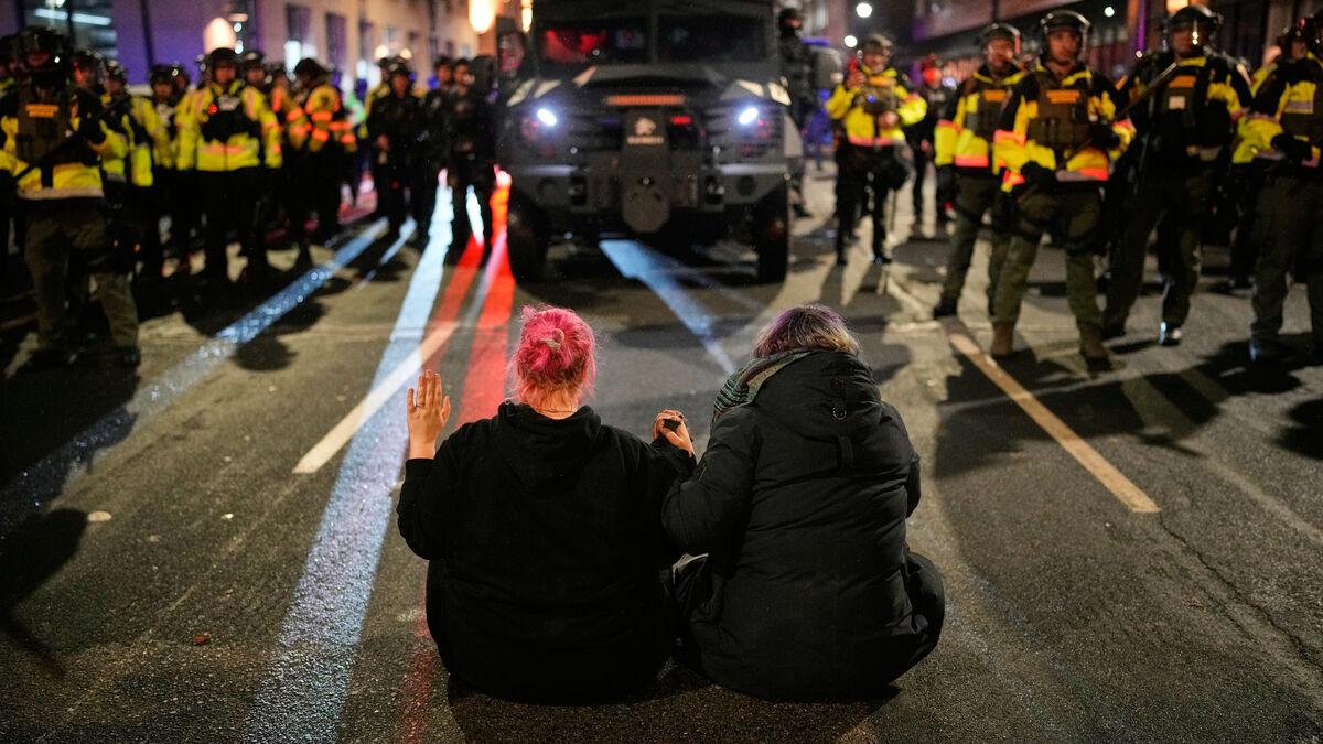 Loud protesters dispersed outside Minneapolis