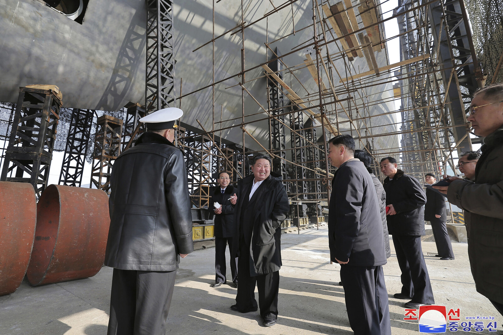 Kim shows off nuclear submarine