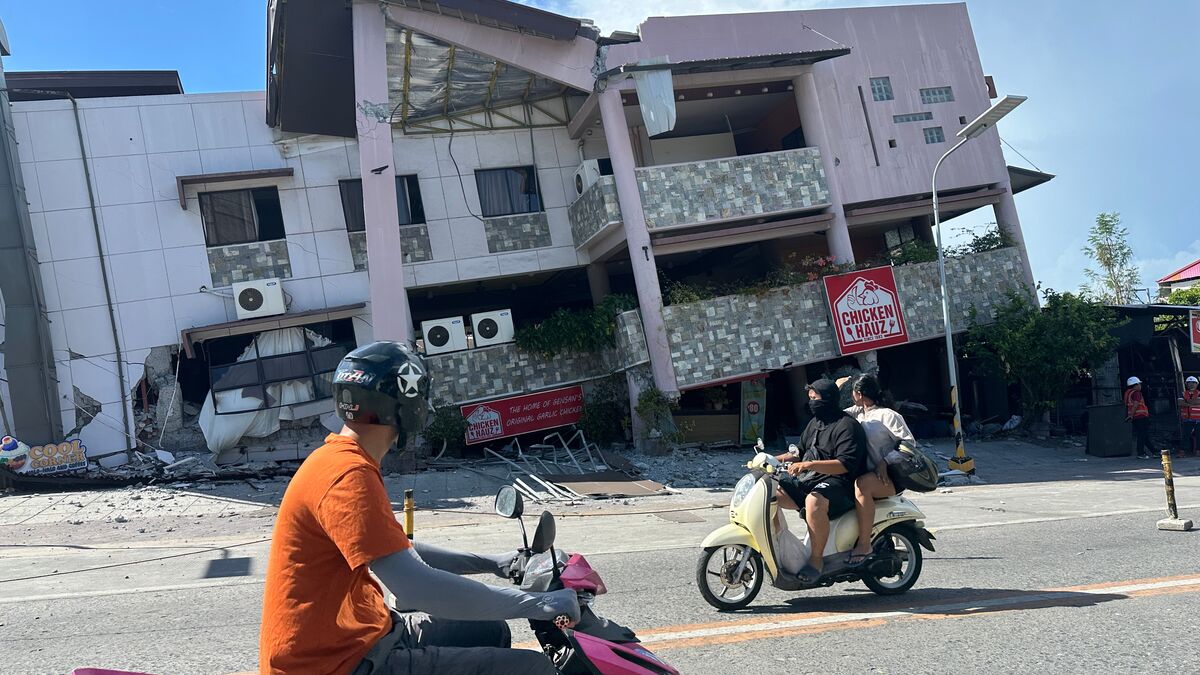 Deadly quake off southern Philippines causes houses to collapse
