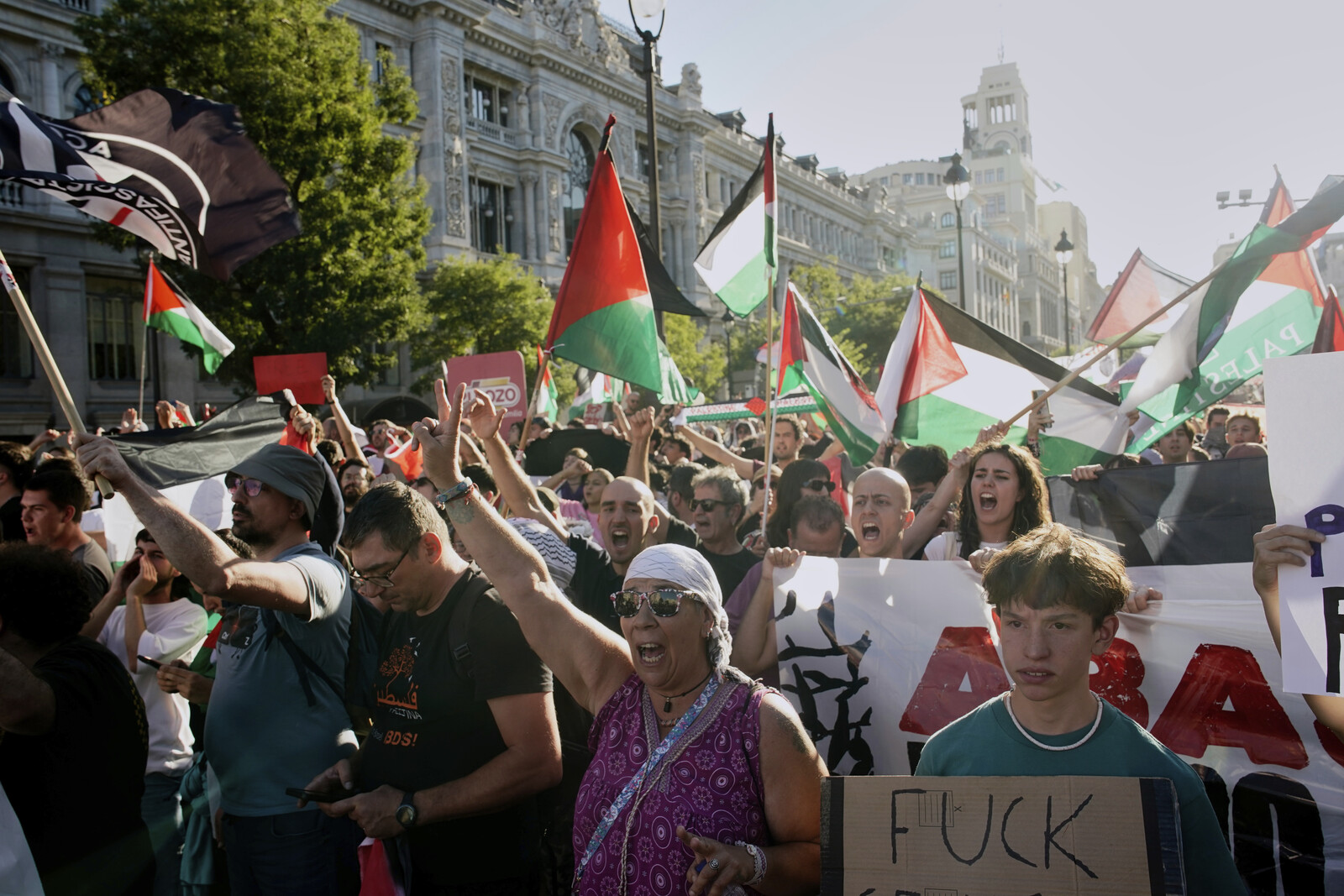 Over 100,000 Join Pro-Palestinian Protest in Madrid, Disrupting Cycling Event