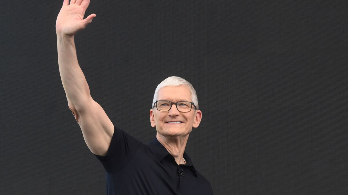 US stock market booms, Apple plummets