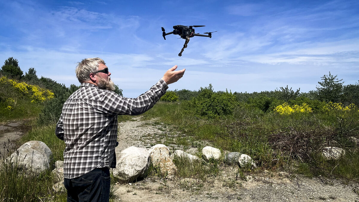 Estonians train as civilian drone