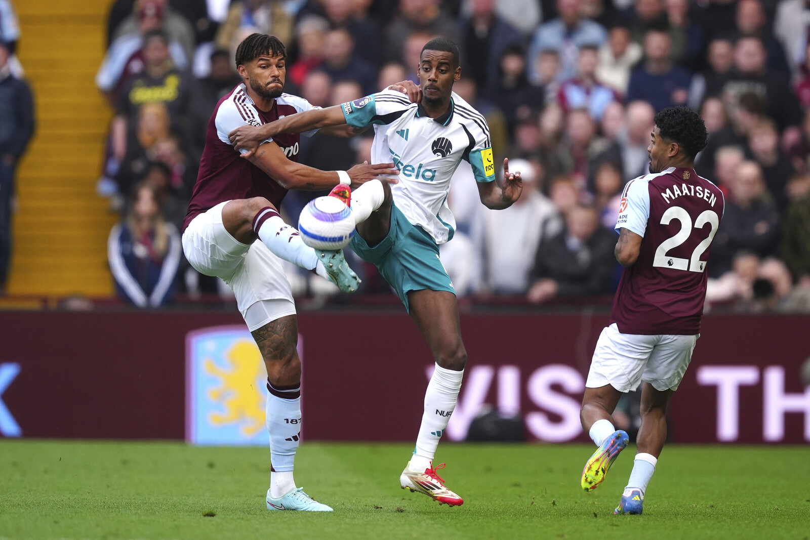 Isak Struggles as Newcastle Falls 4-1 to Aston Villa