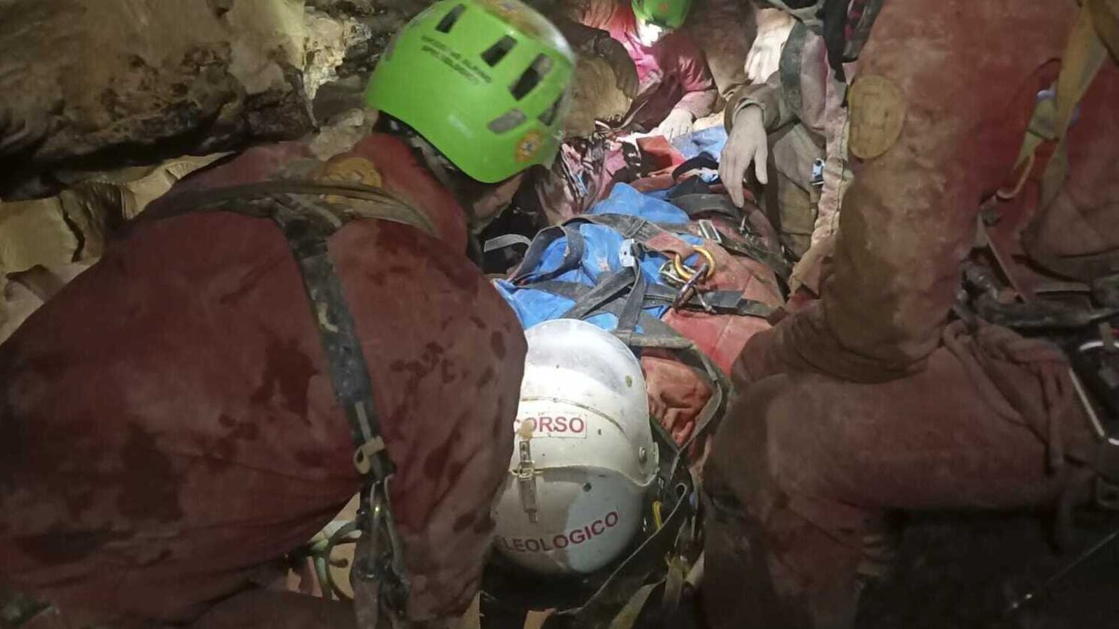 Injured caver rescued after three