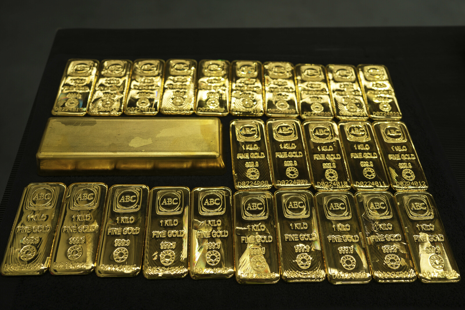 Gold Hits New Record Level Amid Trade War Concerns