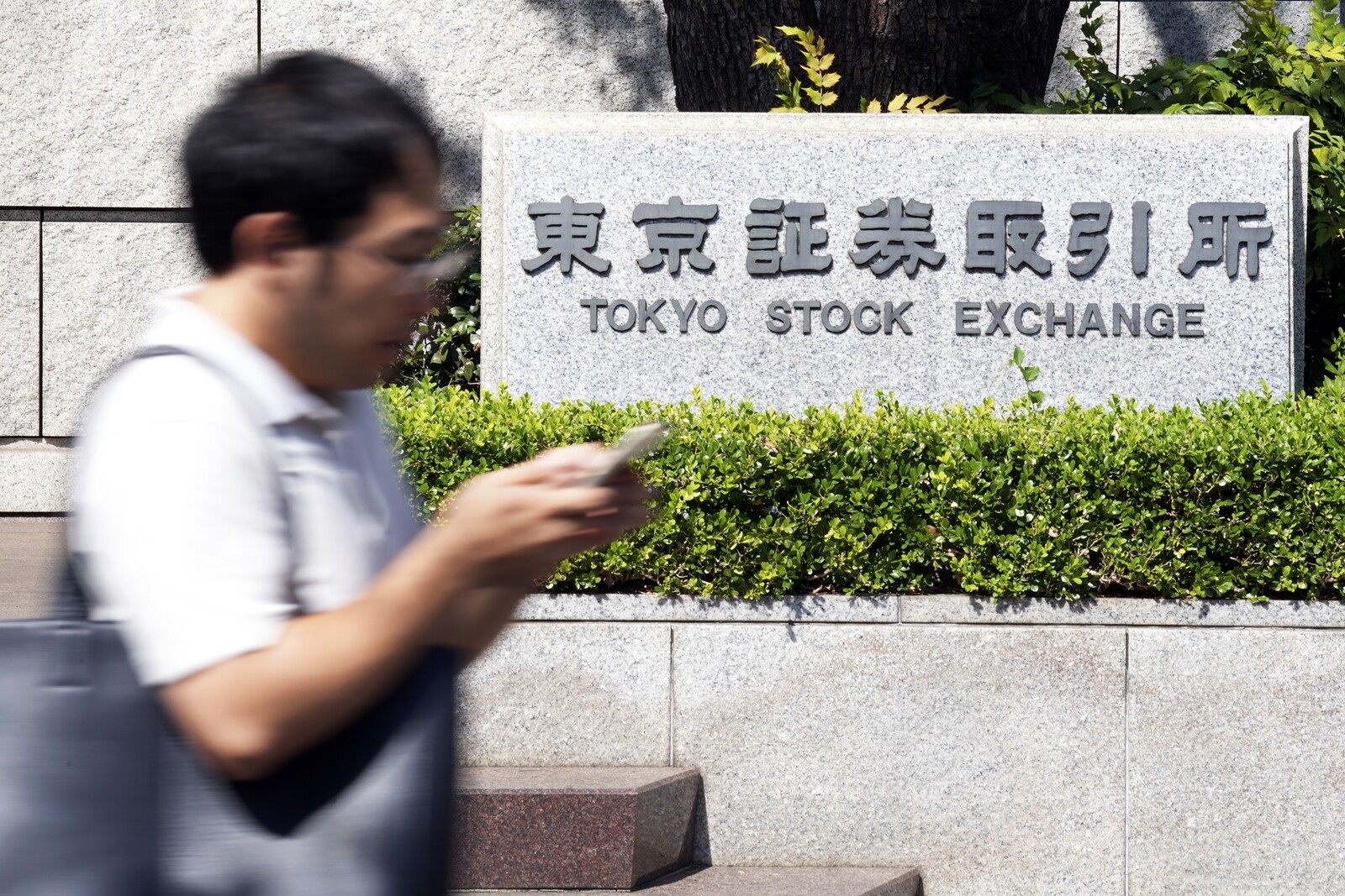 Mixed on Asian Exchanges