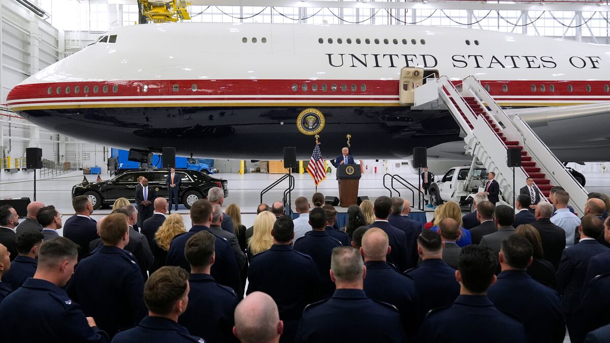 Trump shows off Qatar's gift: Flying White House