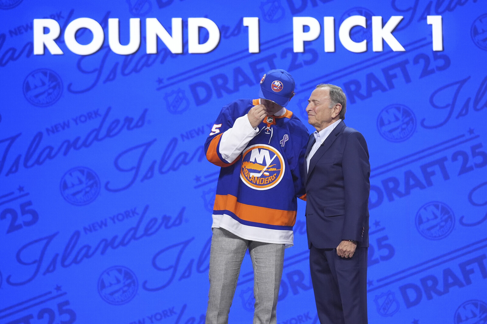 NHL Draft: Matthew Schaefer Honors Late Mother After First Pick