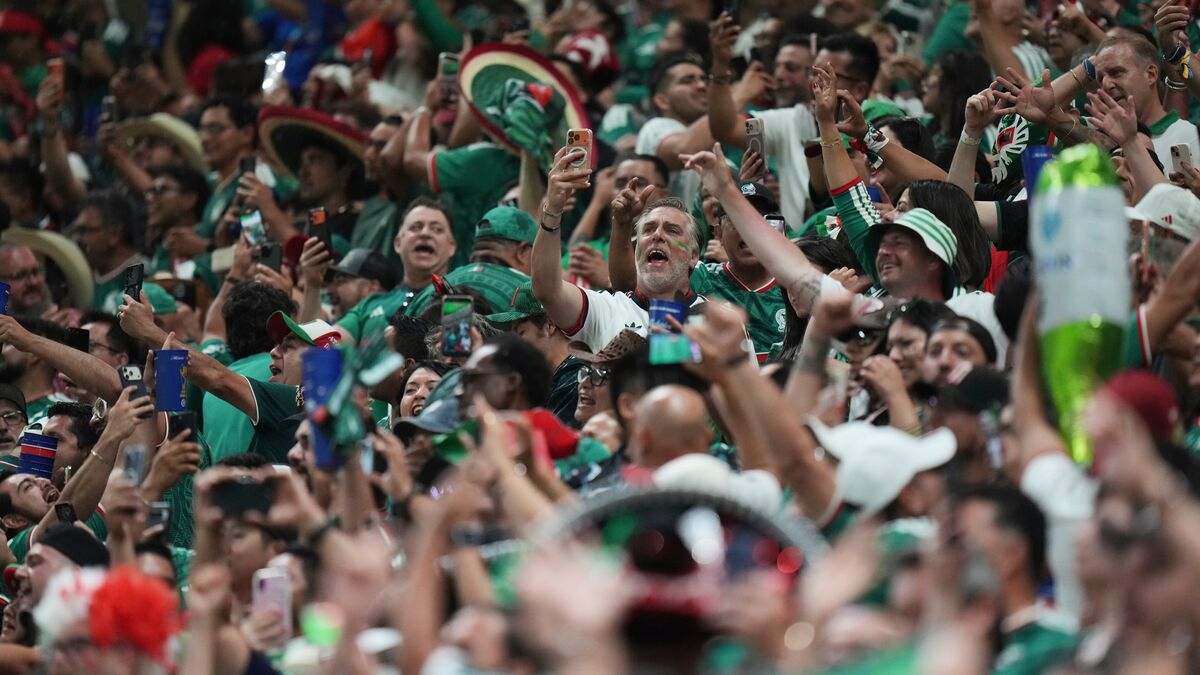 Mexico extends winning streak, advances