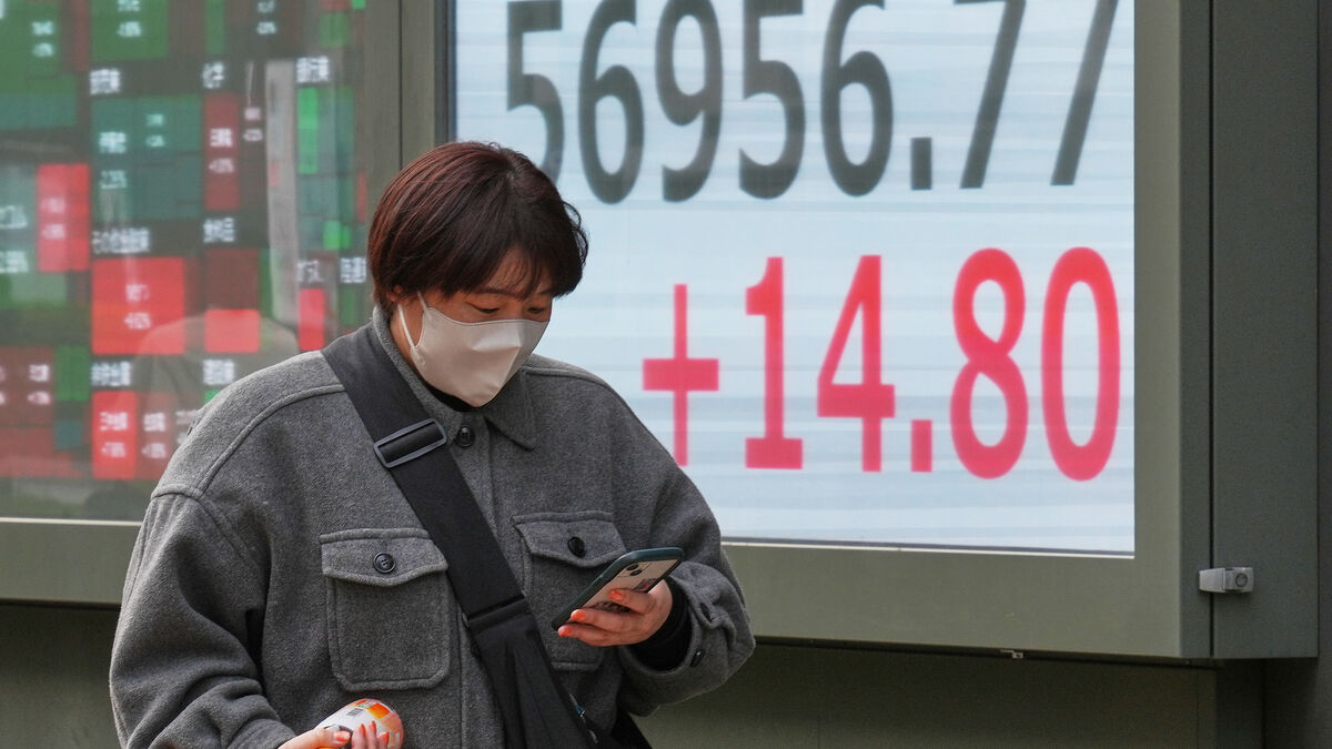 Mostly up on Asian stock markets - Shenzhen, Shanghai and Kospi up, Hang Seng down