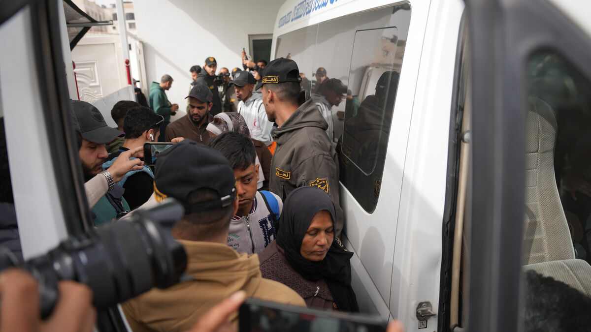 First Gazans cross Rafah into Egypt