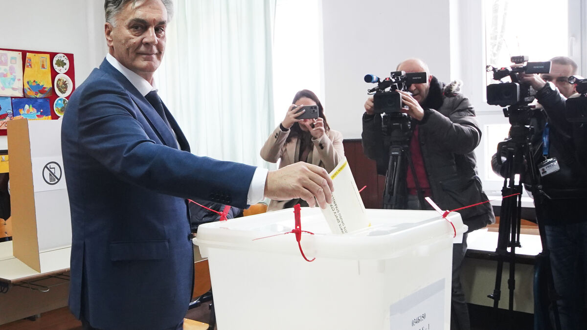 Deposed presidential candidate appears to
