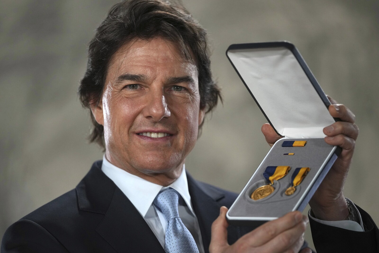 Tom Cruise receives military honor award