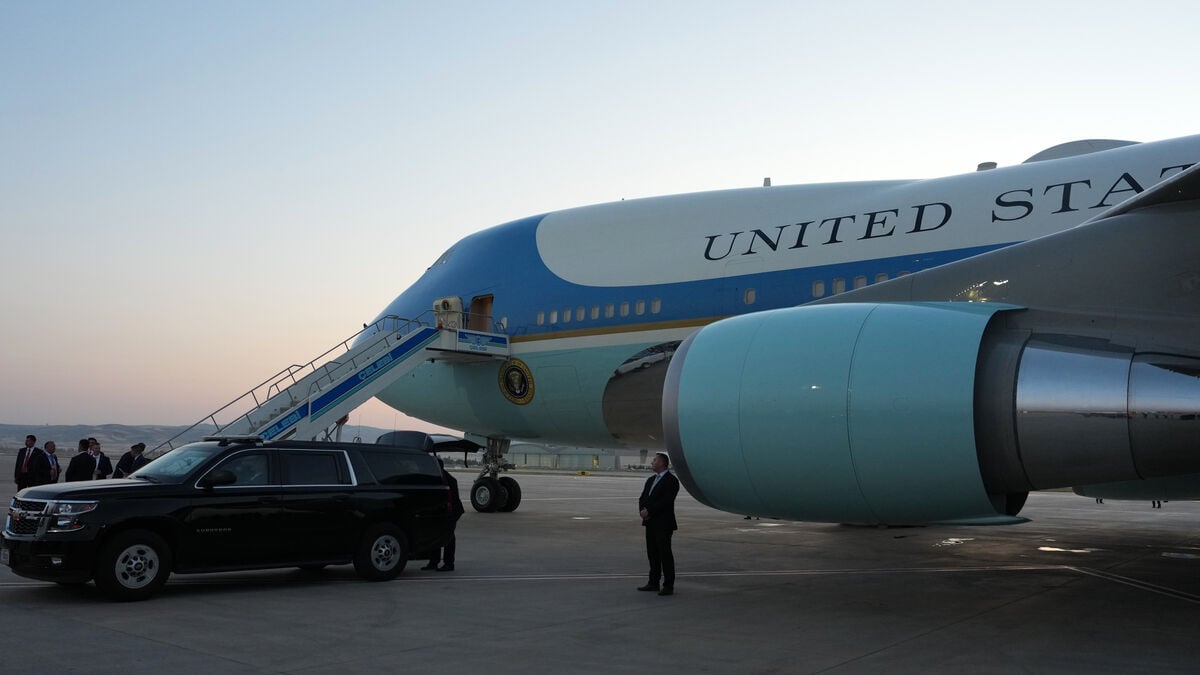 Washington Post: Trump was moved to a third plane in a food truck amid Iran threat, sources say