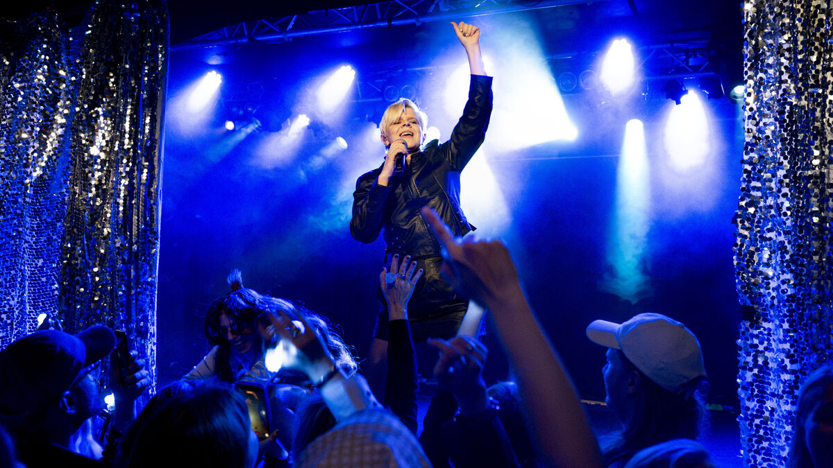 Robyn Surprises Fans With Unannounced