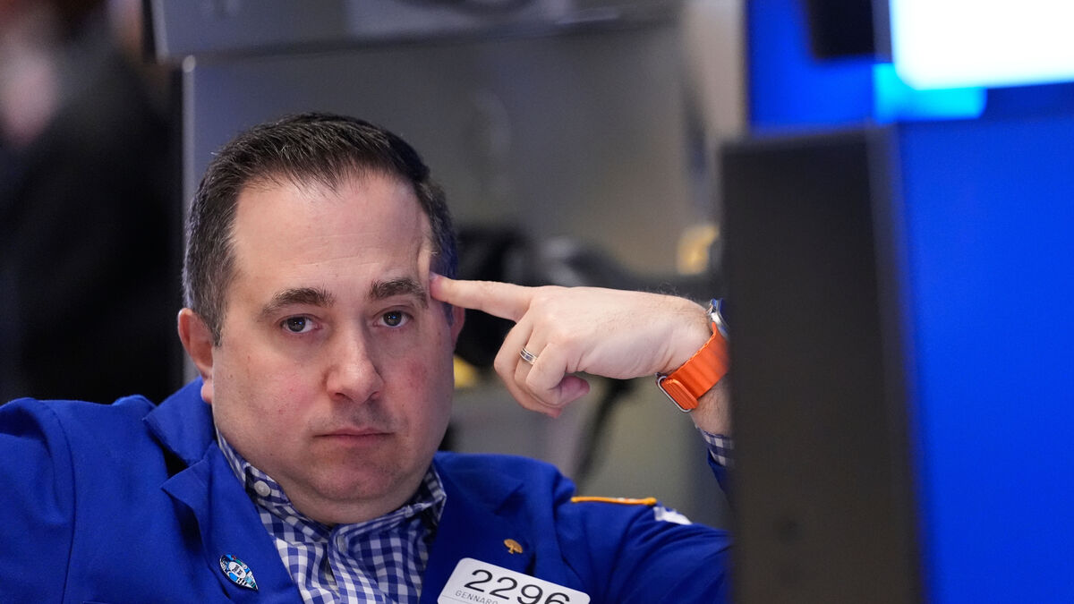 Wall Street falls on oil
