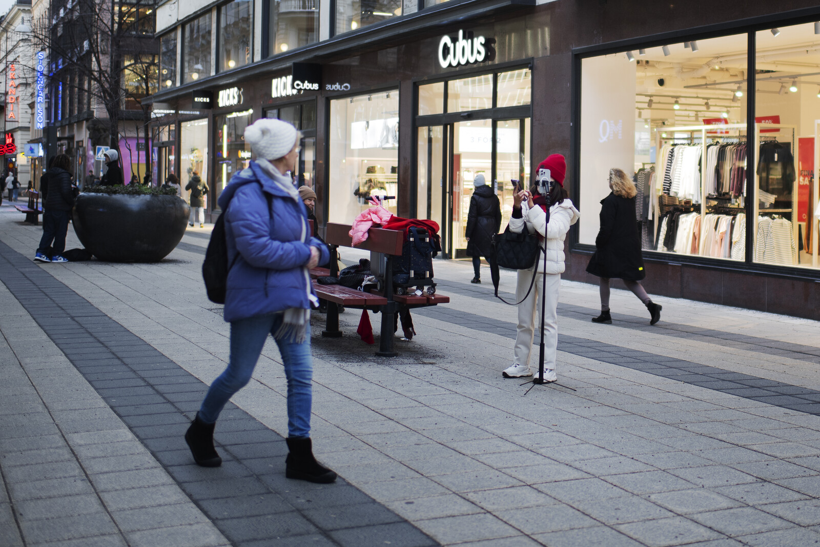 Retail Sales Rise 0.9 Percent in April 2025