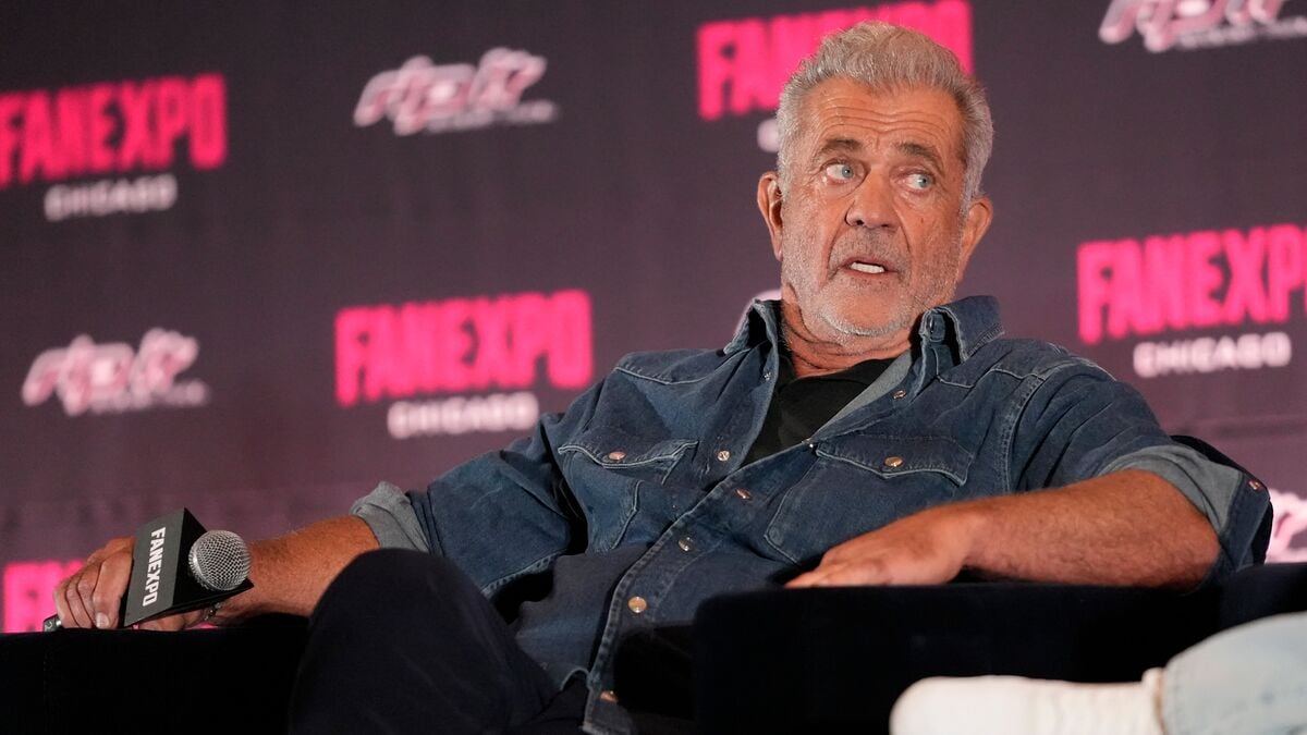Mel Gibson apologizes after appearing to mock sign language interpreter at Toronto fan convention