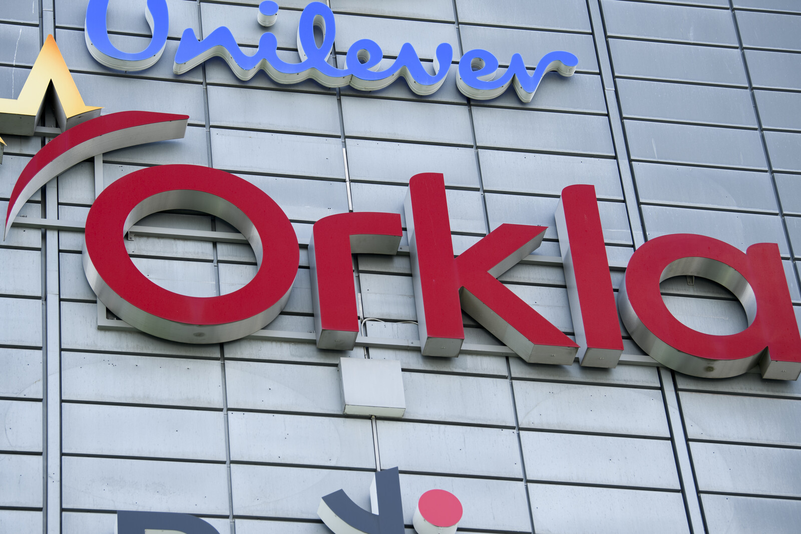 Food Giant Strikes with Extra Dividend
