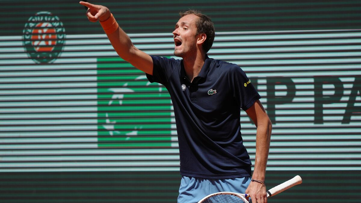 Daniil Medvedev knocked out in Paris by Adam Walton