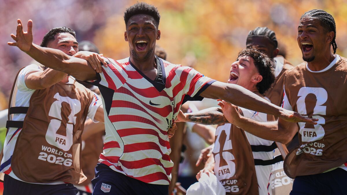 USA continues to impress, easily beats Australia
