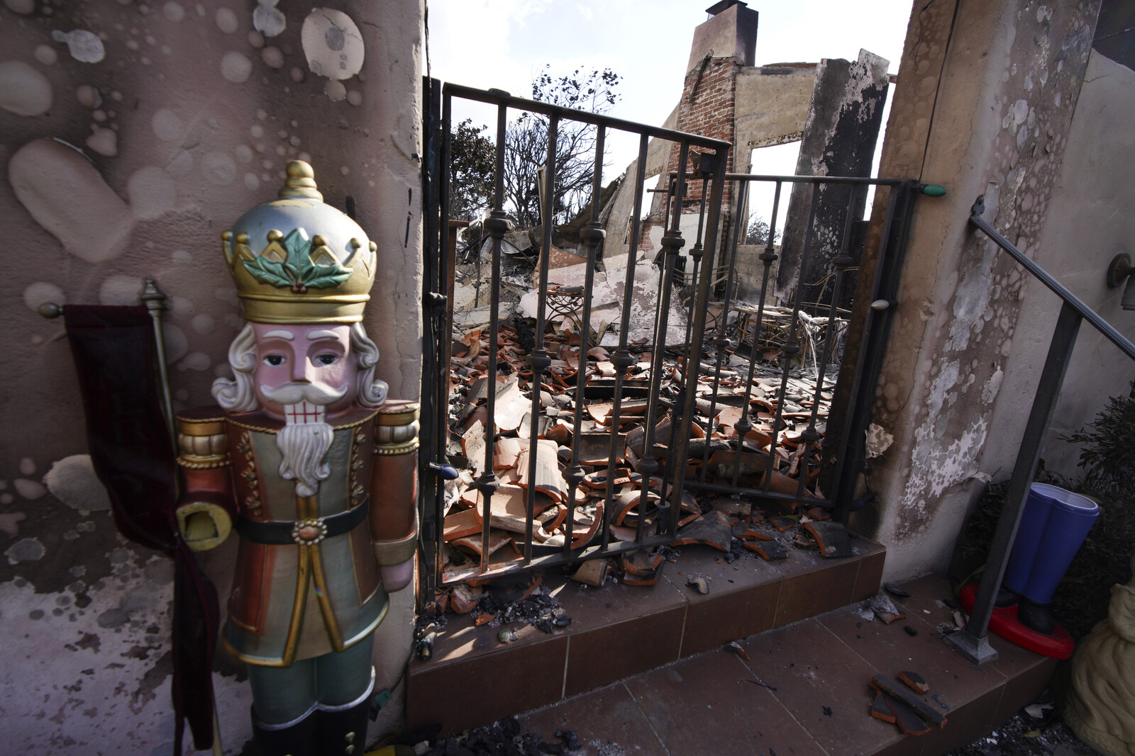 Support to fire victims – in the shadow of Trump's threats