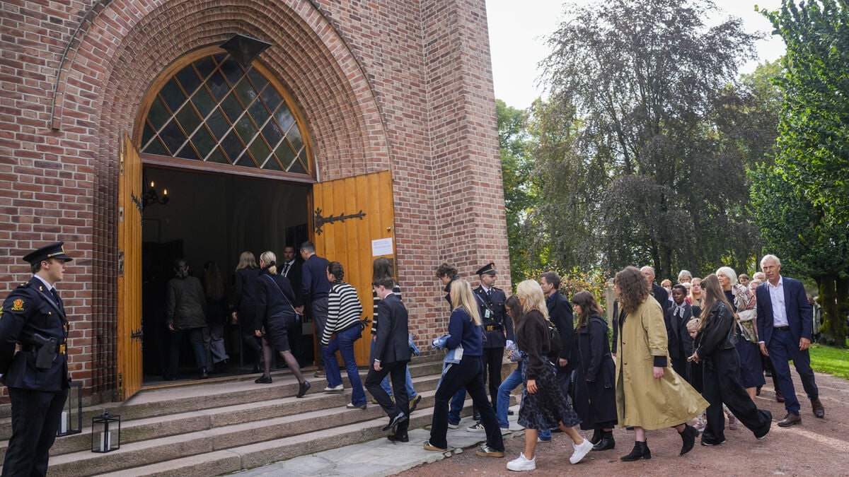 Long queues form outside Asker Church for King Harald memorial service