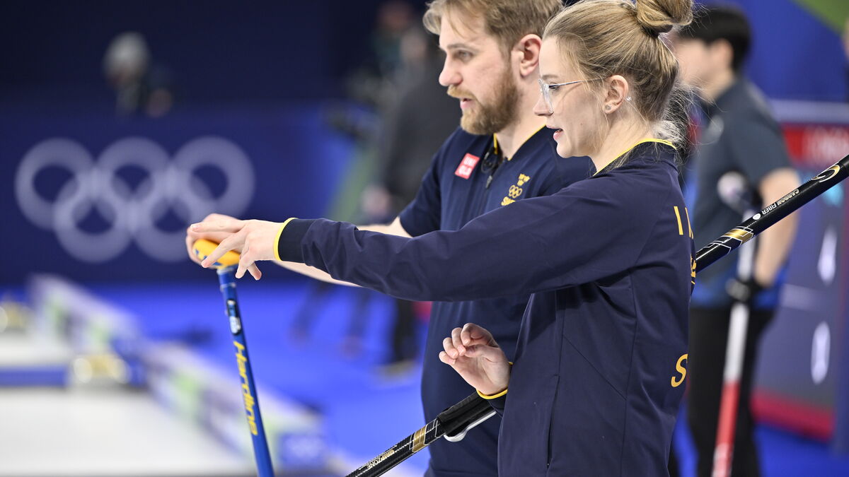Swedish mixed doubles curlers to