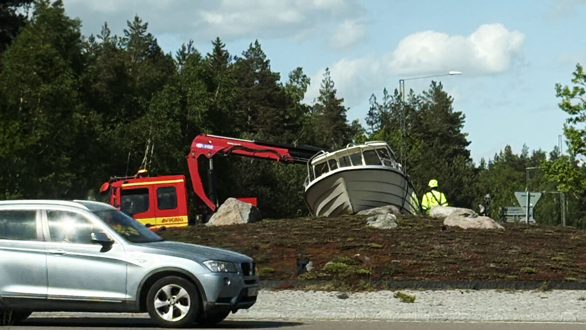 Boat ran aground in a roundabout in Täby