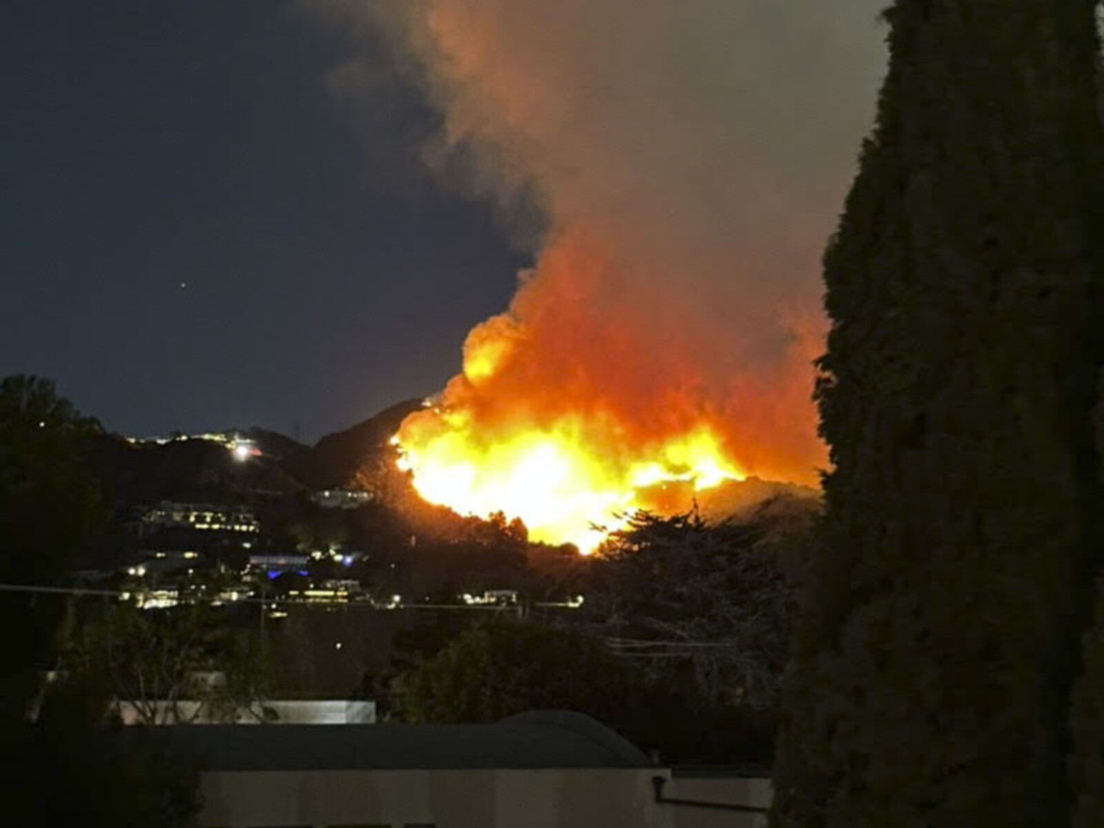 Swede Jonas saw the fire approaching – started packing