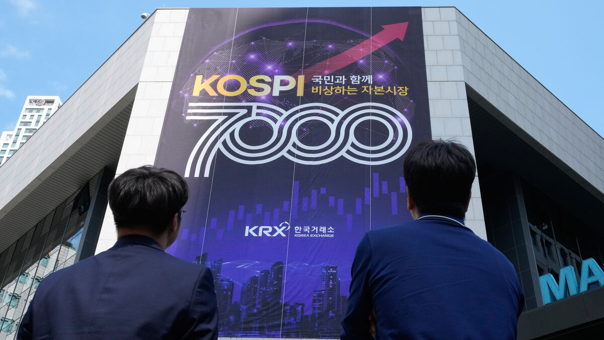 Kospi hits record again, rises above 7,800 points