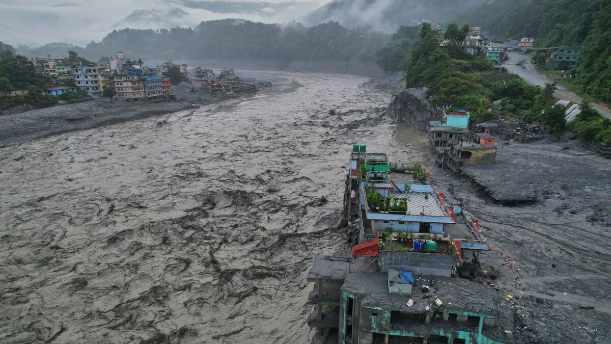 Nepal mudslide death toll rises to at least 903, more than 4,000 still missing