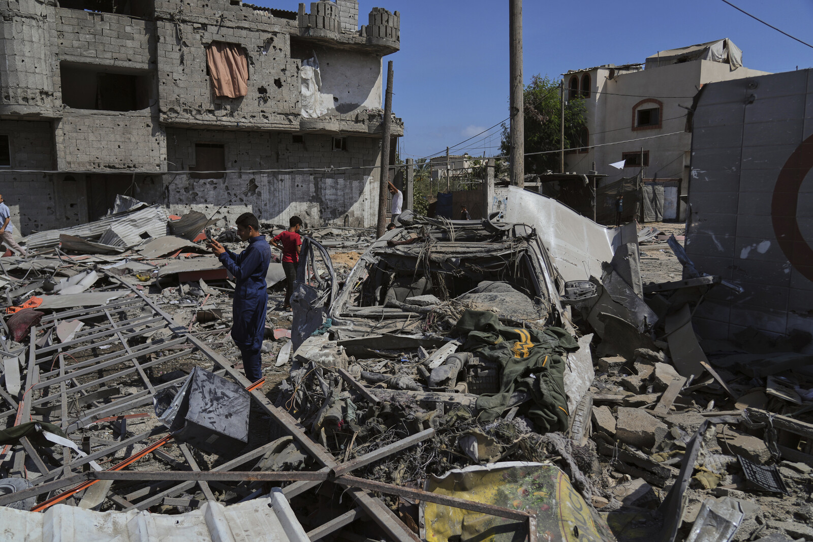 Hospital Reports: 52 Killed in Gaza Amid Aid Distribution and Air Strikes