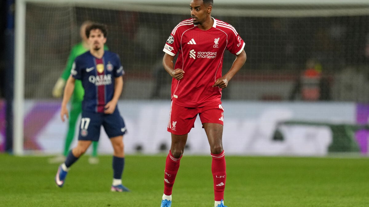 Alexander Isak booed by Newcastle fans on first return to St James’ Park
