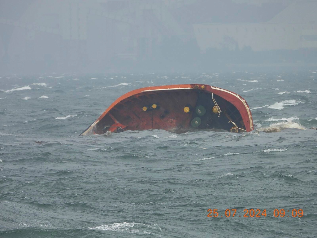 Oil from leak reaches land in the Philippines
