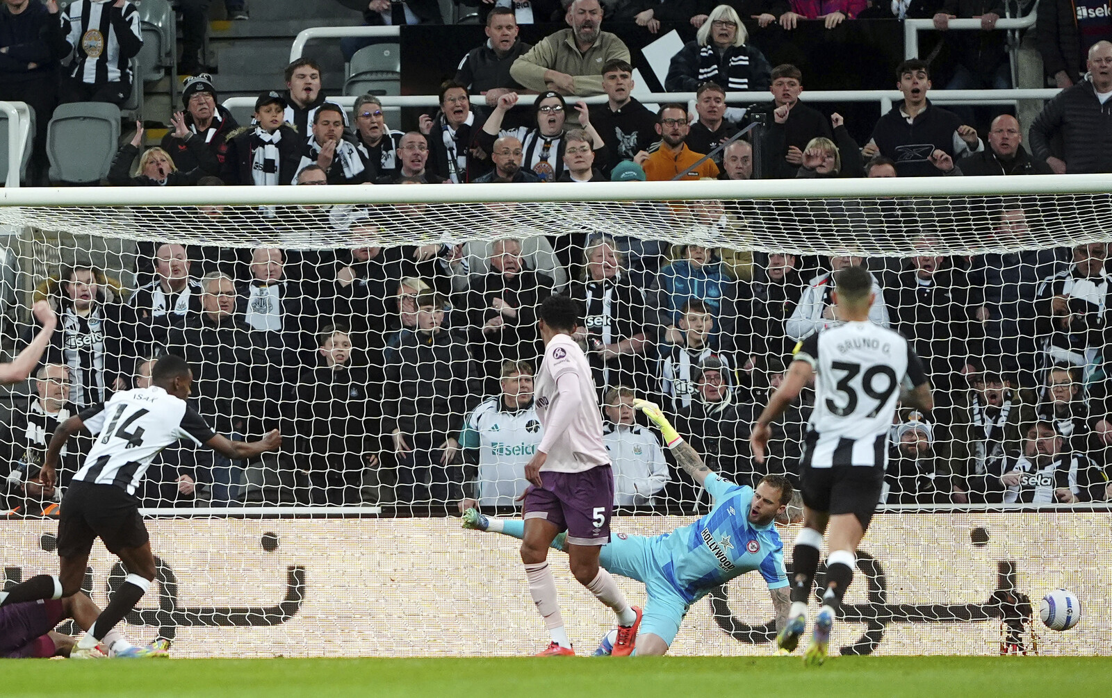 Isak Scores 20th Goal as Tonali's Stunner Seals Newcastle Win