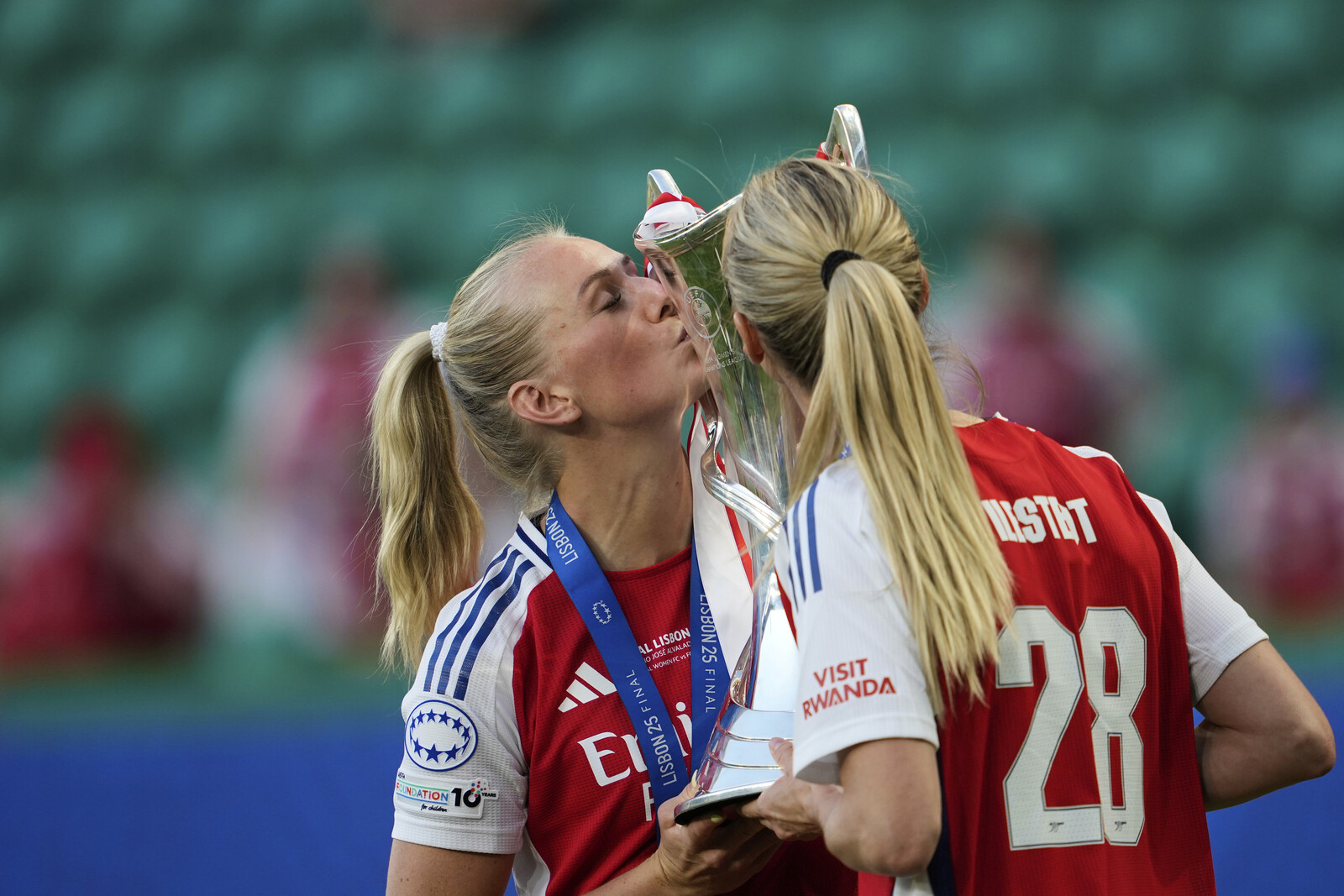 Stina Blackstenius Leads Arsenal to