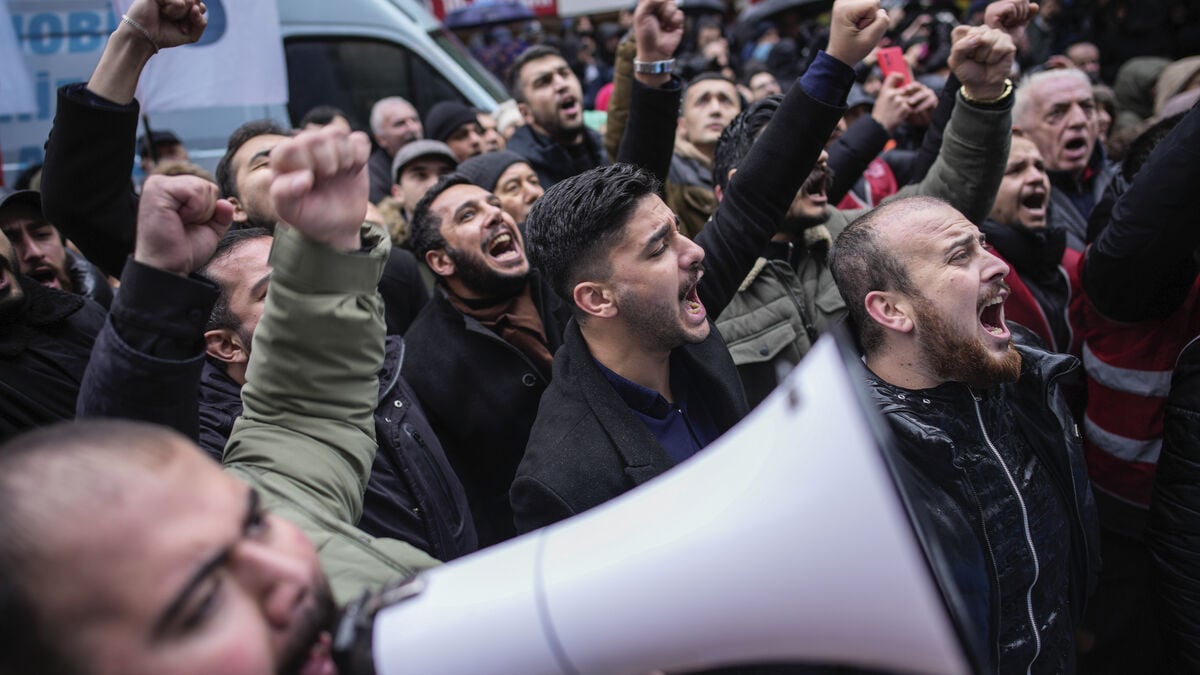 Several Turkish opposition mayors sentenced to prison, including Istanbul district chief Riza Akpolat