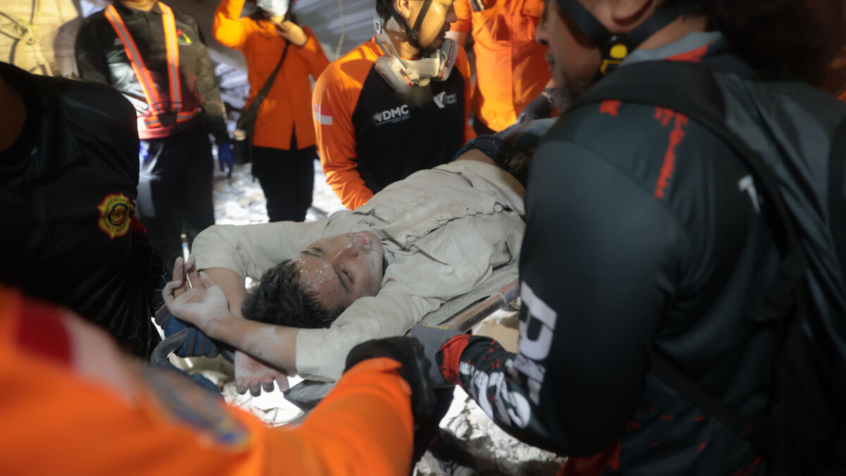 School Collapse in Indonesia: 100