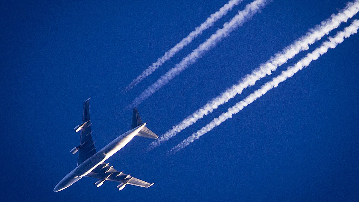 SAS owner Air France-KLM warns of $2.4 billion jet fuel price shock this year
