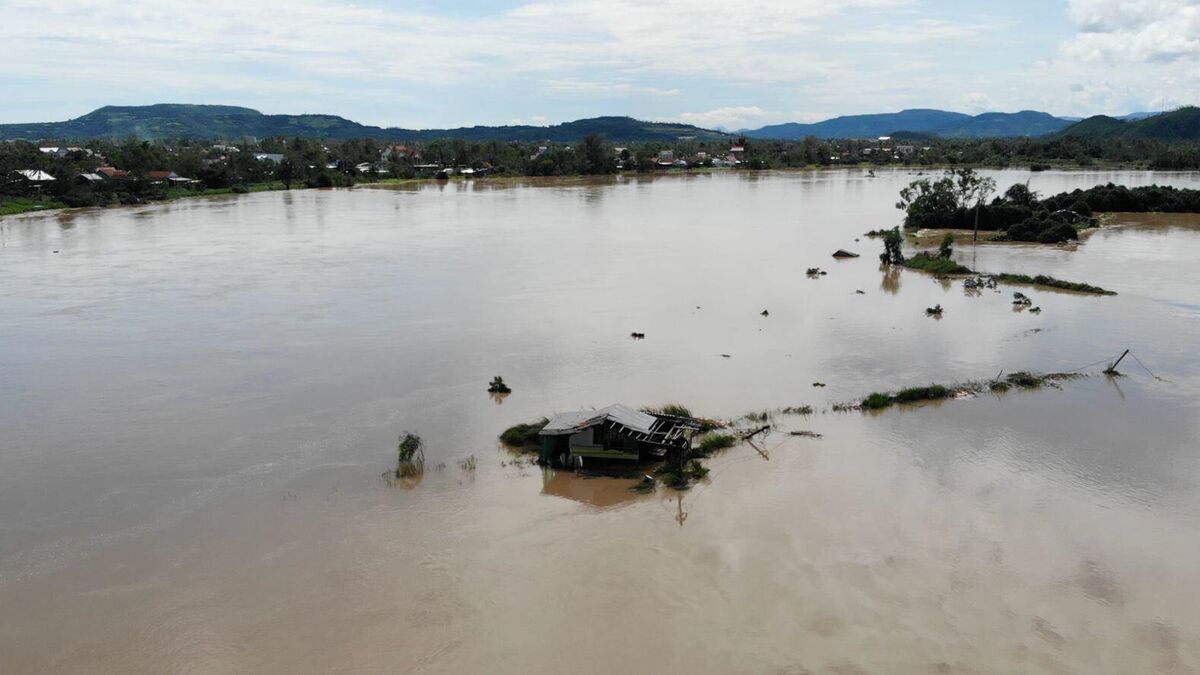 90 dead in floods in
