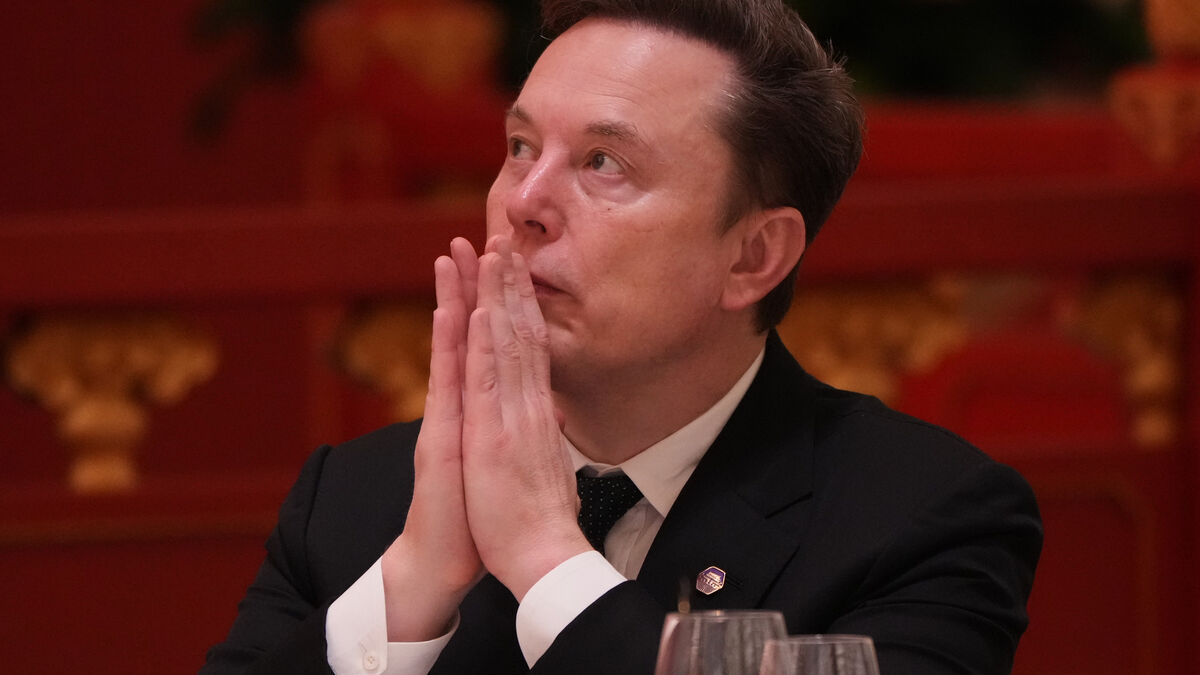 Elon Musk promises not to sell SpaceX shares