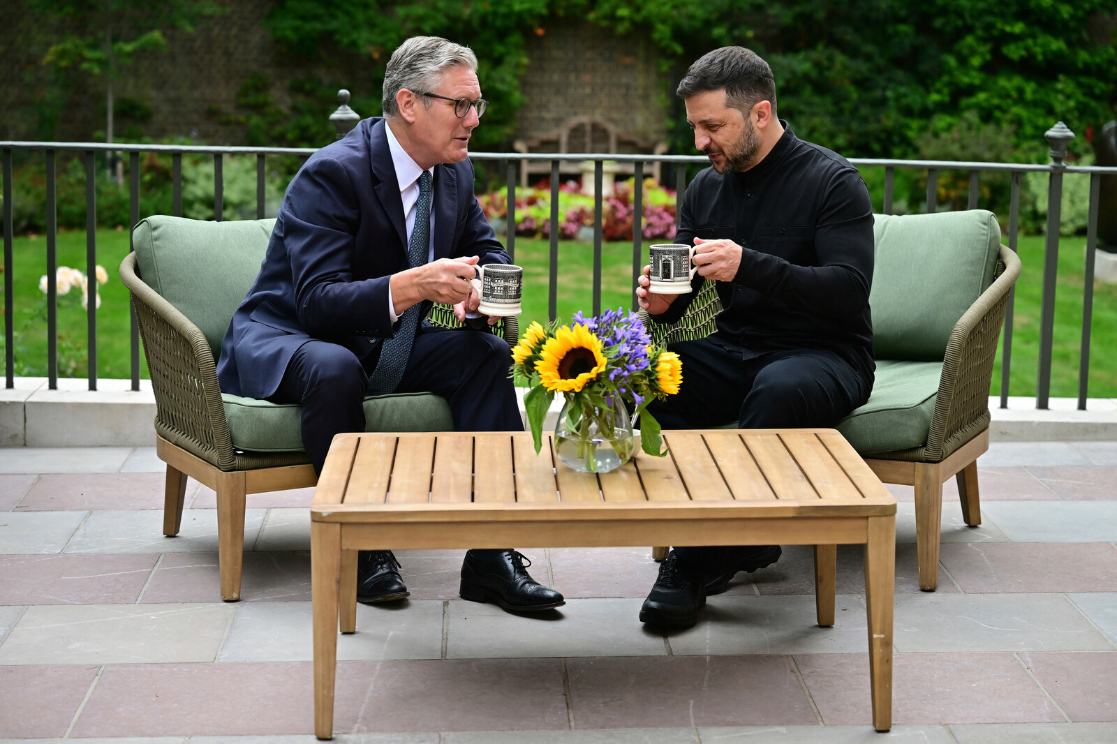 Zelenskyj Meets Starmer at Downing Street Ahead of Alaska Summit