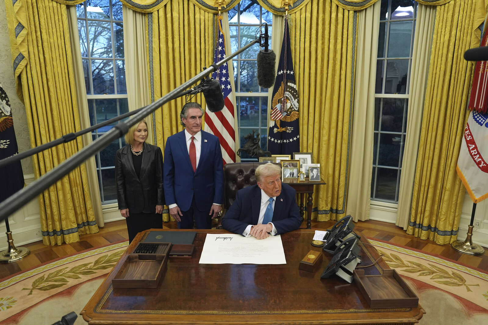 Trump threatens with tariffs on oil and chips