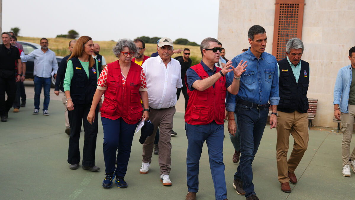 Spanish PM Sánchez visits wildfire-ravaged Guadalajara as Spain battles major forest fire
